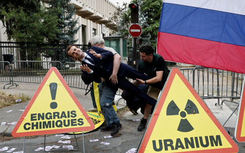 Активисты Greenpeace устанавливают восковую статую Эмманюэля Макрона из музея Гревен&nbsp;перед посольством России в Париже, Франция, 2 июня 2025 года