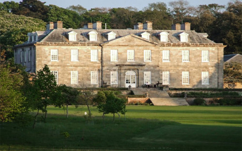 Согласно опросам управления по&nbsp;туризму Великобритании <a href="https://www.google.ru/url?sa=t&rct=j&q=&esrc=s&source=web&cd=1&cad=rja&uact=8&ved=0ahUKEwiz6dbEy_PPAhXIZCwKHfphBUQQFggcMAA&url=https%3A%2F%2Fwww.visitbritain.com%2Fru&usg=AFQjCNG1TuMsybjSI8EPz60w2MEPN57s5g&sig2=k_8FHoxEUCZbqmQDr9wPlA&bvm=bv.136593572,d.bGg">VisitBritain</a>, 40% туристов хотели&nbsp;бы побывать в&nbsp;местах, которые они увидели в&nbsp;кино. Такой вид туризма называется сетджеттинг, и&nbsp;в&nbsp;последние годы он набирает все большую популярность. К примеру, количество посетителей корнуоллского особняка XVIII века &laquo;Энтони Хаус&raquo; (Antony House) в&nbsp;течение&nbsp;года после&nbsp;выхода на&nbsp;экраны &laquo;Алисы в&nbsp;Стране чудес&raquo; в&nbsp;2010 году выросло на&nbsp;75&nbsp;тыс. человек