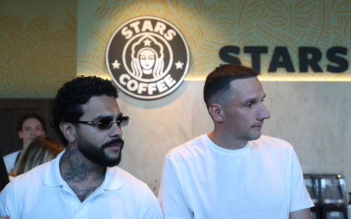 Тимати&nbsp;(Тимур Юнусов) и Антон Пинский на открытии первой кофейни Stars Coffee на Новом Арбате в Москве