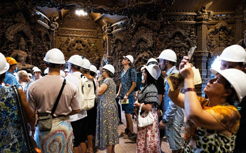 <p>Туристы слушают экскурсию на русском языке в Храме Истины 24 сентября 2023 года в Паттайе, Таиланд</p>