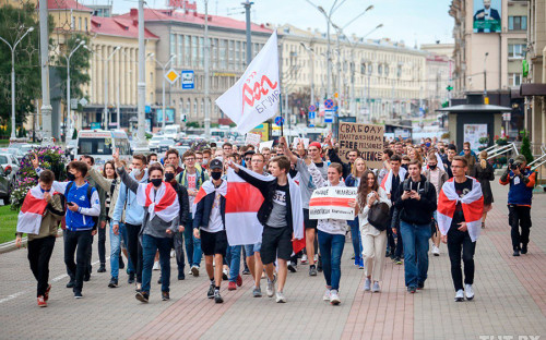 У площади Победы колонну студентов встретили силовики и, по данным ТАСС, <a href="https://tass.ru/mezhdunarodnaya-panorama/9339551">задержали</a> около 20 человек