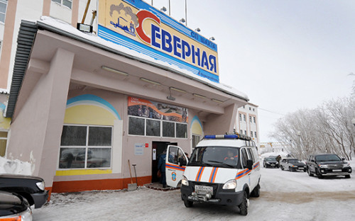 Сотрудники МЧС у входа в&nbsp;шахту &laquo;Северная&raquo;. Воркута