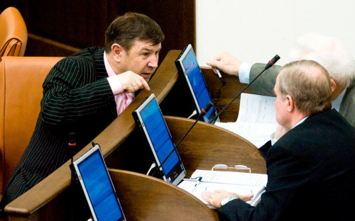 Петр Медведев (слева)