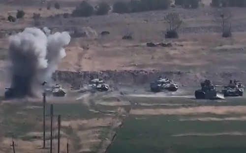 <p>Бои на границе двух стран возобновились утром в воскресенье. Обострение конфликта, длящегося десятилетия, произошло еще в июле этого года. На границе Армении и Азербайджана <a href="https://www.rbc.ru/society/12/07/2020/5f0b25f39a79477b14113930">произошло</a> вооруженное столкновение, страны обвинили друг друга в нарушении режима прекращения огня</p>

<p><em>На фото: </em>обстрел позиций азербайджанской армии со стороны Армении</p>