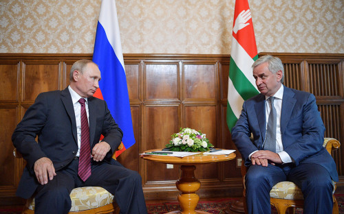 Владимир Путин и Рауль Хаджимба (слева направо)


