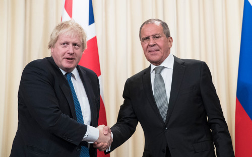 Борис Джонсон (слева) и Сергей Лавров