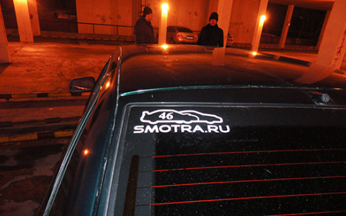 Наклейка &laquo;smotra.ru&raquo; на&nbsp;стекле автомобиля, которая, по&nbsp;мнению в&nbsp;столичной ГИБДД, является одной из&nbsp;характерных для&nbsp;водителей, исповедующих агрессивное вождение, и&nbsp;может стать поводом внимания к&nbsp;автомобилю со&nbsp;стороны автоинспекторов


