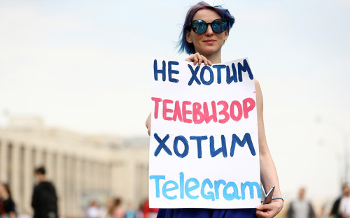 Участники митинга вышли на шествие с лозунгами и плакатами