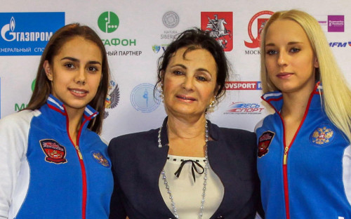 Маргарита Мамун,&nbsp;Ирина Винер-Усманова и гимнастки Яна Кудрявцева