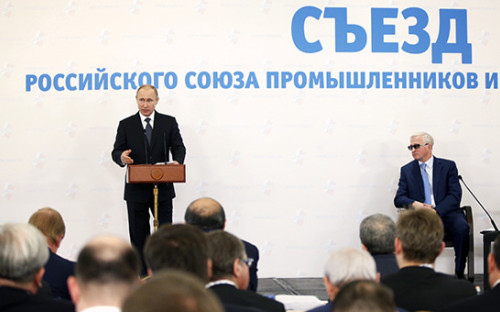 Президент РФ Владимир Путин (слева) на съезде Российского союза промышленников и предпринимателей