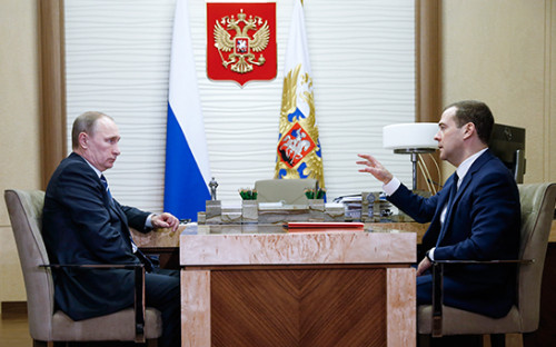 Президент России Владимир Путин и премьер-министр РФ Дмитрий Медведев (слева направо) во время встречи в резиденции Ново-Огарево