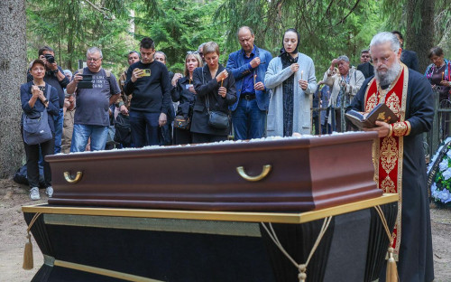 Похороны Ивана Краско на Комаровском кладбище в Санкт-Петербурге, 13 августа 2025 года