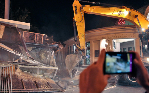 <p>Вторая волна сноса самостроя в&nbsp;Москве началась ровно&nbsp;в&nbsp;полночь у метро &laquo;Кропоткинская&raquo;, где&nbsp;предстояло снести три объекта, в&nbsp;том числе&nbsp;бывшее здание кафе &laquo;Шоколадница&raquo;. Здесь&nbsp;же&nbsp;комментарии прессе давали представители московских властей. Первый заместитель генерального директора, главный инженер АО &laquo;Мосводоканал&raquo; Михаил Вдовин пояснил, что&nbsp;здания, предназначенные под&nbsp;снос на&nbsp;этой станции метро, увеличивали нагрузку на&nbsp;коммуникации и&nbsp;затрудняли ремонт, что&nbsp;&laquo;может привести в&nbsp;дальнейшем к&nbsp;аварии и&nbsp;значительному сливу воды на&nbsp;поверхность&raquo;,&nbsp;&mdash; добавил&nbsp;он.</p>
