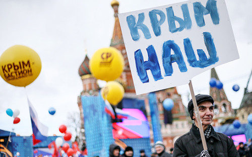 Участник митинга-концерта &laquo;Мы вместе&raquo;, посвященного годовщине воссоединения Крыма с&nbsp;Россией, на&nbsp;Васильевском спуске
