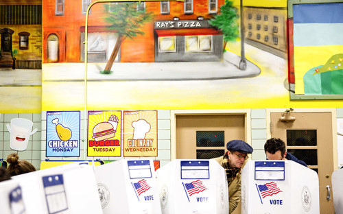 <p>Избирательный участок в&nbsp;кафетерии Нью-Йорка</p>
