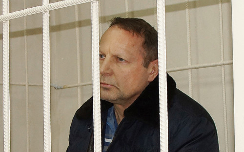 <p>По <a href="http://sledcom.ru/news/item/1102357/" target="_blank">данным</a> следственного комитета, Юрий Пичугин в 1994 году создал на территории Коми &laquo;преступную группу, объединенную единой целью совместного совершения тяжких и особо тяжких преступлений, направленных на получение финансовой и иной материальной выгоды&raquo;. В ОПГ входили в том числе спортсмены и бывшие военнослужащие. По версии следствия, долгое время они занимались вымогательством, а также &laquo;незаконно изымали у предпринимателей денежные средства для обеспечения их личной безопасности и безопасности имущества от противоправных посягательств&raquo;.</p>

<p>В ОПГ действовали единые для всех нормы и правила, а также система санкций за их нарушение. &laquo;Именно с этого времени ОПГ приобрела присущие только преступной организации иерархическое организационное построение, сплоченность, устойчивость, отработанную систему конспирации и защиты от правоохранительных органов, масштабность действий&raquo;, &mdash; говорится в сообщении СК.</p>

<p>В середине 2000-х участники ОПГ занялись отмыванием средств, вкладывая их в организации общественного питания, организации в сфере досуга и услуг, а также занимающиеся пассажирскими и грузоперевозками, лесозаготовкой. В 2017 году СК завел уголовное дело в отношении Пичугина и членов ОПГ. Их подозревают в создании преступной организации, участии в ней, а также незаконных приобретении, передаче, перевозке и хранении огнестрельного оружия, его составных частей и боеприпасов (ст.ст. 210, 222 УК РФ).</p>
