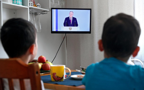 Владимир Путин (на экране)