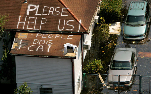 <p>23 августа 2005 года ураган, сформировавшийся недалеко от Багамских островов, задел Флориду, затем прошел по Мексиканскому заливу и обрушился на Луизиану и Миссисипи. Скорость ветра составляла около 280 км/ч.&nbsp;3 млн человек в штатах Луизиана, Миссисипи, Флорида, Джорджия и Алабама остались без электричества, некоторые &mdash; на несколько недель.&nbsp;28 августа мэр Нового Орлеана объявил обязательную эвакуацию, город покинули 80% жителей. В результате бедствия погибли 1836 человек, а <a href="http://interfax.ru/world/577203">экономический ущерб</a>&nbsp;был оценен&nbsp;в $125 млрд<a href="http://www.interfax.ru/world/577203.">.</a></p>

<p></p>
