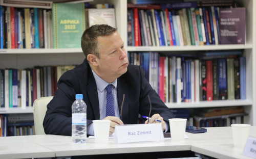 <p>Раз Циммт</p>