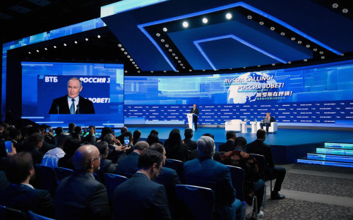 Владимир Путин&nbsp;на пленарном заседании инвестиционного форума ВТБ &laquo;Россия зовёт!&raquo; в Москве