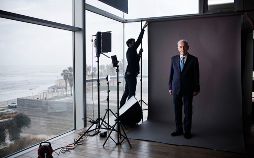 <p>Шимон Перес родился 2 августа 1923 года в&nbsp;Польше. ​В детстве начал писать стихи, и&nbsp;уже будучи президентом Израиля, опубликовал несколько книг, в&nbsp;том числе ​написанную под&nbsp;женским псевдонимом серию репортажей &laquo;Из дневника женщины&raquo;. В 1934 году семья переехала в&nbsp;Палестину, где&nbsp;Перес стал приверженцем сионистского движения и&nbsp;​в 1941 году вступил в&nbsp;молодежную организацию &laquo;Трудящаяся и&nbsp;учащаяся молодежь&raquo;.</p>

<p>В 1949 году Перес был назначен главой делегации Министерства обороны Израиля в&nbsp;США, где&nbsp;начал учебу в&nbsp;школе социальных исследований Нью-Йоркского университета и&nbsp;школе административного управления Гарвардского университета. В 1953 году он стал самым молодым (29 лет) генеральным директором Министерства обороны.</p>

<p>Во время Суэцкого кризиса благодаря&nbsp;усилиям Переса Израилю удалось заручиться поддержкой Франции. 10 октября 1956 года было подписано соглашение об&nbsp;израильско-французском сотрудничестве и&nbsp;поставке оружия. Кроме того, Пересу удалось договориться с&nbsp;Западной Германией о&nbsp;военной помощи.</p>

<p>В 1952 году по&nbsp;инициативе премьер-министра Израиля Давида Бен-Гуриона и&nbsp;Переса была создана комиссия по&nbsp;ядерной энергии. В октябре 1957 года Израиль и&nbsp;Франция договорились о&nbsp;строительстве ядерных реакторов на&nbsp;территории Израиля</p>
