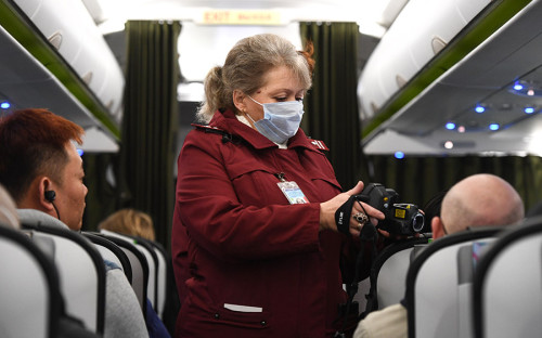 <p>Сотрудница Роспотребназдора в новосибирском аэропорту Толмачево обследует пассажиров рейса, прибывшего из Пекина</p>
