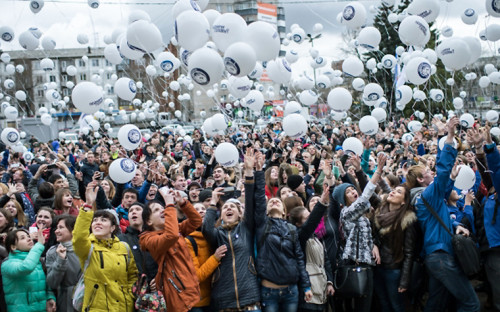 <p>Правила флешмоба &laquo;Подними голову!&raquo; просты: нужно собраться вместе и&nbsp;отпустить в&nbsp;небо шарики с&nbsp;Гагариным.</p>

<p>Участники акции у дома культуры &laquo;Химик&raquo; в&nbsp;Омске</p>
