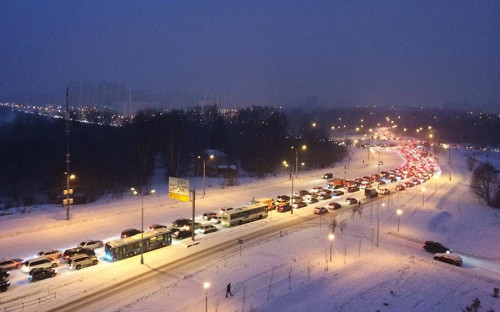 Сильный снегопад утром 4 декабря практически парализовал движение на улицах Москвы. В час пик пробки, по данным <a href="https://yandex.ru/maps/213/moscow/?l=trf%2Ctrfe&ll=37.620393%2C55.740017&z=10">&laquo;Яндекса&raquo;</a>, достигали 9 баллов, к 10:00 их уровень снизился до 6 баллов.