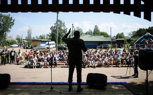 Губернатор Вологодской области Олег Кувшинников во время общения с жителями Вытегорского района