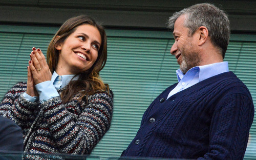 <p>Российский миллиардер Роман Абрамович и Дарья Жукова <a href="http://www.rbc.ru/society/07/08/2017/59884ee99a7947d9c0e5dea6?from=main">разошлись</a> после 10 лет совместной жизни. У них есть двое детей и столько&nbsp;же совместных проектов: Жукова и Абрамович &mdash; сооснователи Музея современного искусства &laquo;Гараж&raquo; в Москве и культурного центра на острове Новая Голландия в Санкт-Петербурге. В их общем заявлении говорится, что они &laquo;останутся близкими друзьями&raquo; и продолжат развивать проекты. Размер алиментов не уточняется.</p>

<p>Это не первый развод Абрамовича. Миллиардер (состояние $9,1 млрд, <a href="http://www.forbes.ru/profile/roman-abramovich">согласно подсчетам Forbes</a>) ​ и его вторая супруга оформили развод в 2007 году. В качестве отступных Ирина получила $300 млн, к тому&nbsp;же бизнесмен обязался содержать пятерых детей пары. В списке самых богатых людей мира Абрамович на тот момент занимал 16 позицию. При разводе пара заключила мировое соглашение и смогла договориться о сумме отступных. Если&nbsp;бы этого не произошло, размер компенсации, <a href="https://www.theguardian.com/uk/2007/mar/16/russia.football">по оценкам британской прессы</a>, мог&nbsp;бы составить $5,5 млрд.</p>

<p>С первой своей супругой, Ольгой Лысовой, бизнесмен расстался в 1989 году. Позднее она рассказывала, что тогда об огромных суммах компенсаций при разводе речи и быть не могло &mdash; по ее словам, после развода Абрамович оставил ей сумму, на которую <a href="http://www.dailymail.co.uk/femail/article-444314/Abramovichs-wife-warns-new-squeeze--Hell-dump-too.html">можно было</a> прожить два года.</p>
