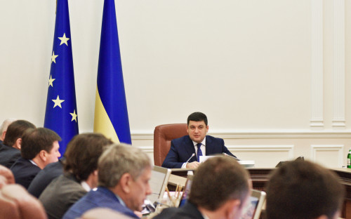 Владимир Гройсман (в центре) на заседании кабинета министров Украины