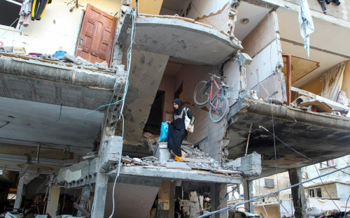 <p>Здание в Рафахе после израильского удара</p>