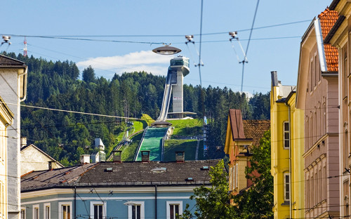 <p>Лыжный трамплин &laquo;Бергизель&raquo; (Bergiselschanze) в&nbsp;Инсбруке (Австрия)</p>

<p>Лыжный трамплин в&nbsp;австрийском Инсбруке был построен еще в&nbsp;1930 году и&nbsp;с&nbsp;тех пор многократно реконструировался. В 1999 году архитектурное бюро Хадид Zaha Hadid Architects выиграло конкурс на&nbsp;его реконструкцию. Строительство было завершено в&nbsp;2002 году, стоимость проекта составила &euro;15&nbsp;млн</p>
