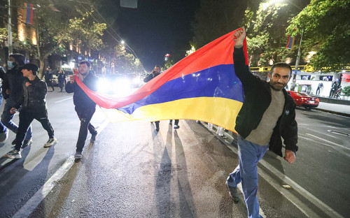 Известие об окончании войны и его условиях вызвало протесты в Ереване. На главной площади собрались несколько сотен человек