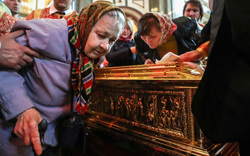 Верующие во&nbsp;время поклонения мощам святителя Николая Чудотворца в храме Христа Спасителя
