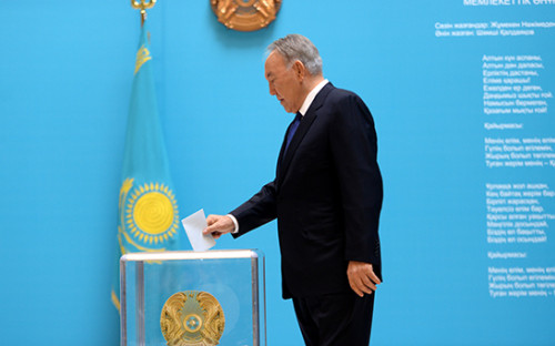Президент Казахстана Нурсултан Назарбаев голосует на внеочередных президентских выборах
