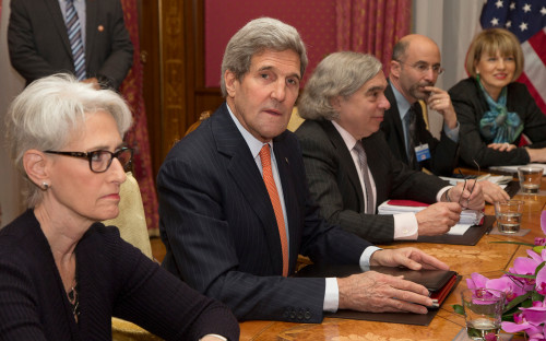 Роберт Малли (второй справа)