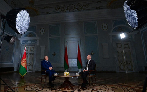Александр Лукашенко и журналист Евгений Попов