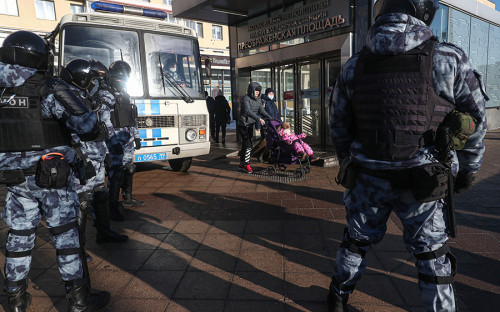 Утром перед заседанием суда полицейское усиление было не только у Мосгорсуда, где проходило слушание, но и у ближайшей станции метро &laquo;Преображенская площадь&raquo;