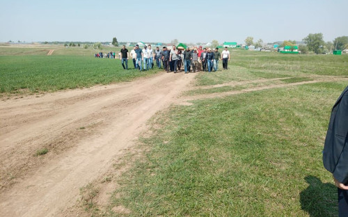 <p>Похороны 15-летней школьницы прошли в деревне Старый Арыш, расположенной в Балыклы-Чукаевском сельском поселении Рыбно-Слободского района Татарстана. Попрощаться с девочкой <a href="https://www.tatar-inform.ru/news/v-rybno-slobodskom-raione-rt-xoronyat-pogibsuyu-v-skole-175-ucenicu-5822454">пришли</a> жители всей деревни, примерно&nbsp;170 человек.</p>

<p>Траурные церемонии были организованы в разных местах. Родственники погибших сами выбирали, где проститься с родными. Президент Татарстана Рустам Минниханов <a href="https://www.rbc.ru/rbcfreenews/609af3479a794757fc7f89a8">обещал</a>, что власти берут на себя выплаты и организацию&nbsp;похорон</p>