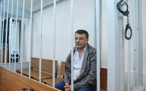 <p>Экс-руководитель управления межведомственного взаимодействия и собственной безопасности Следственного комитета России&nbsp;<a href="https://www.rbc.ru/society/20/04/2018/5ad5fbfe9a7947186c5fa040">Михаил Максименко</a> был задержан летом 2016 года. В ходе судебного процесса Максименко вменялись две взятки. Одна в $50 тыс.&nbsp;от предпринимателя Бадри Шенгелии, которому офицер обещал добиться возбуждения дела против сотрудников МВД, якобы незаконно изъявших у Шенгелии&nbsp;дорогостоящие&nbsp;часы. Вторая,&nbsp;в $500 тыс., была связана с делом Шакро. По мнению обвинения, взятку передали Максименко в обмен на то, что он не будет обращать внимания на &laquo;непроцессуальные решения&raquo; сослуживцев в деле о стрельбе на Рочдельской. Полковник вину по обоим&nbsp;эпизодам&nbsp;не признал и утверждал, что от него требуют оговорить руководство. В апреле 2018 года суд <a href="https://www.rbc.ru/society/20/04/2018/5ad9ac759a79471e76b12088">приговорил</a> его к 13 годам колонии и штрафу&nbsp;165 млн руб.</p>
