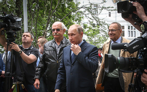 Режиссер Никита Михалков, президент России Владимир Путин и режиссер Андрей Кончаловский (в центре слева направо). Архивное фото