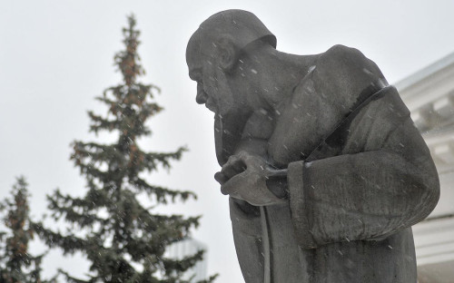 Памятник Федору Достоевскому&nbsp;у музея-квартиры писателя