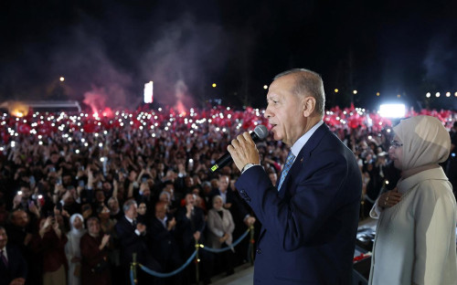 <p>Реджеп Тайип Эрдоган&nbsp;выступает перед своими сторонниками</p>