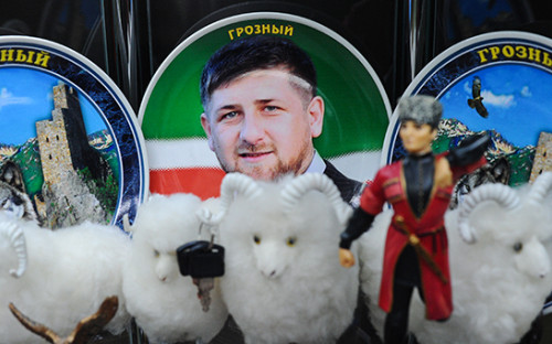 Сувенирная тарелка с&nbsp;изображением главы Чечни Рамзана Кадырова в&nbsp;одном из&nbsp;магазинов в&nbsp;торговом комплексе &laquo;Грозный Сити&raquo;