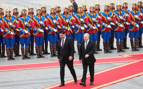 Владимир Путин (справа) и&nbsp;Ухнаагийн Хурэлсух