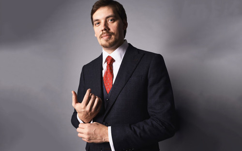 35-летний Алексей Гончарук <a href="https://www.rbc.ru/politics/29/08/2019/5d67a0cc9a7947bae2256861?from=newsfeed">стал</a> самым молодым в истории Украины премьер-министром. В мае 2018 года он начал работать в администрации президента Владимира Зеленского. Занимался экономическими вопросами, в частности встречался с международными партнерами Украины. До этого возглавлял независимый экспертно-аналитический центр Офиса эффективного регулирования (BRDO), который был создан по инициативе Министерства экономического развития и торговли Украины и западных партнеров