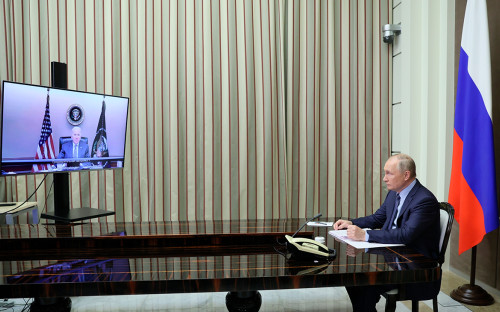 Владимир Путин во время переговоров с Джо Байденом