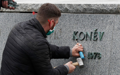 Демонтаж памятника маршалу Советского Союза Ивану Коневу