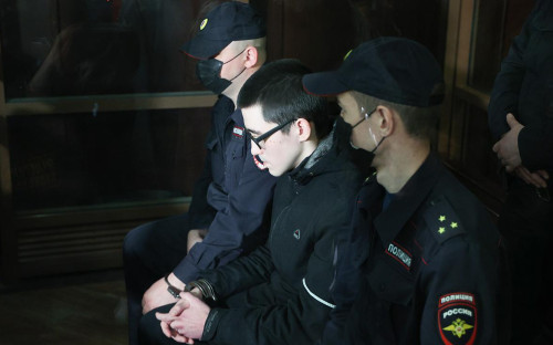 Ильназ Галявиев (в центре)